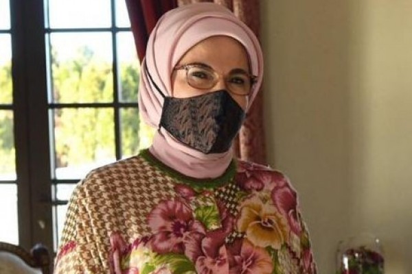 Ibu Negara Turki Pakai Masker Batik Saat Terima Tamu