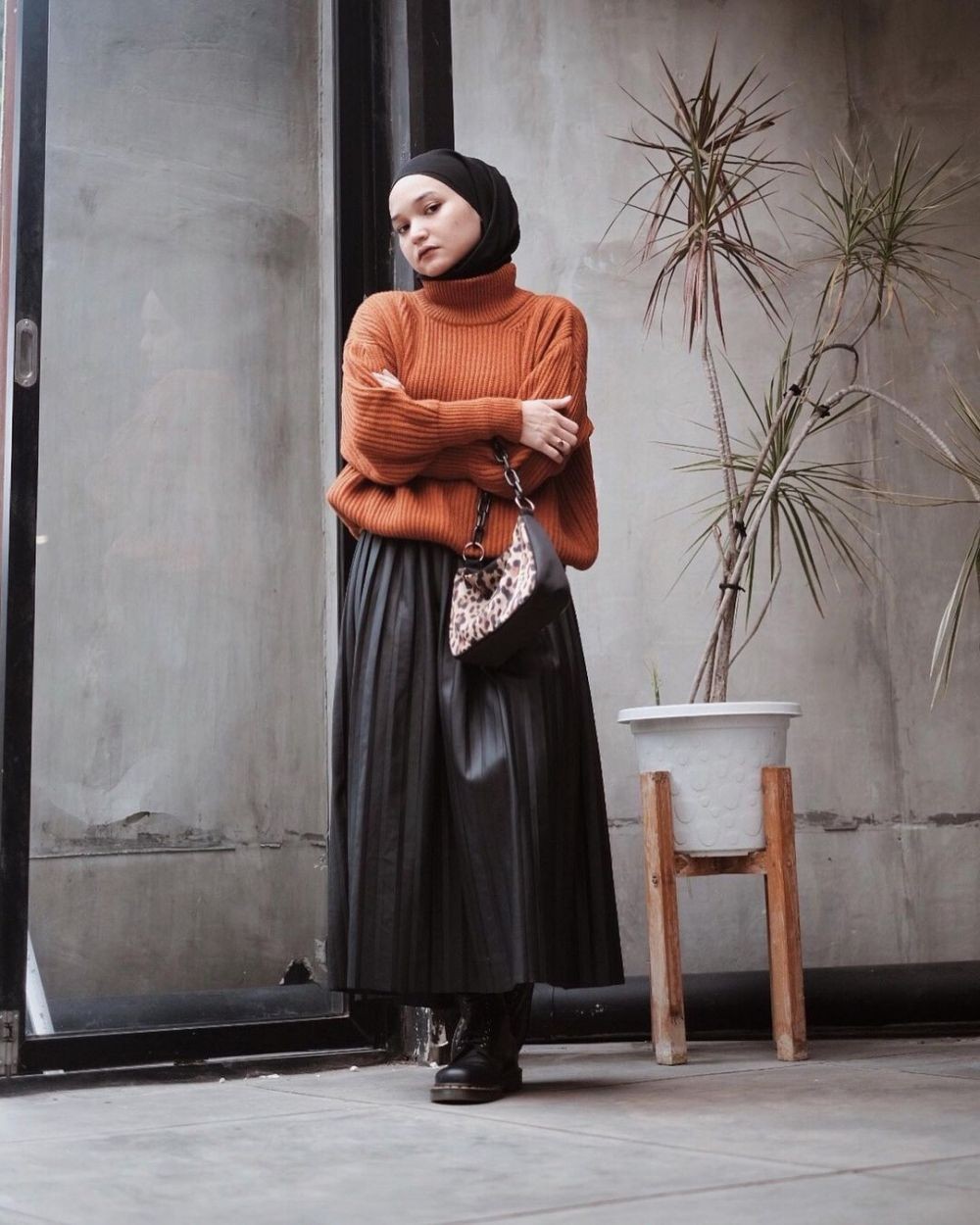Mudah Dipadukan, 10 Ide Mix n Match Turtleneck Shirt untuk Hijabers