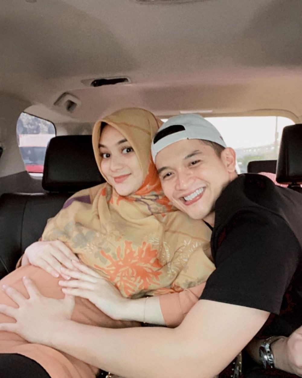 Setahun Bersama, 10 Pamer Kemesraan Citra Kirana dan Rezky Adhitya