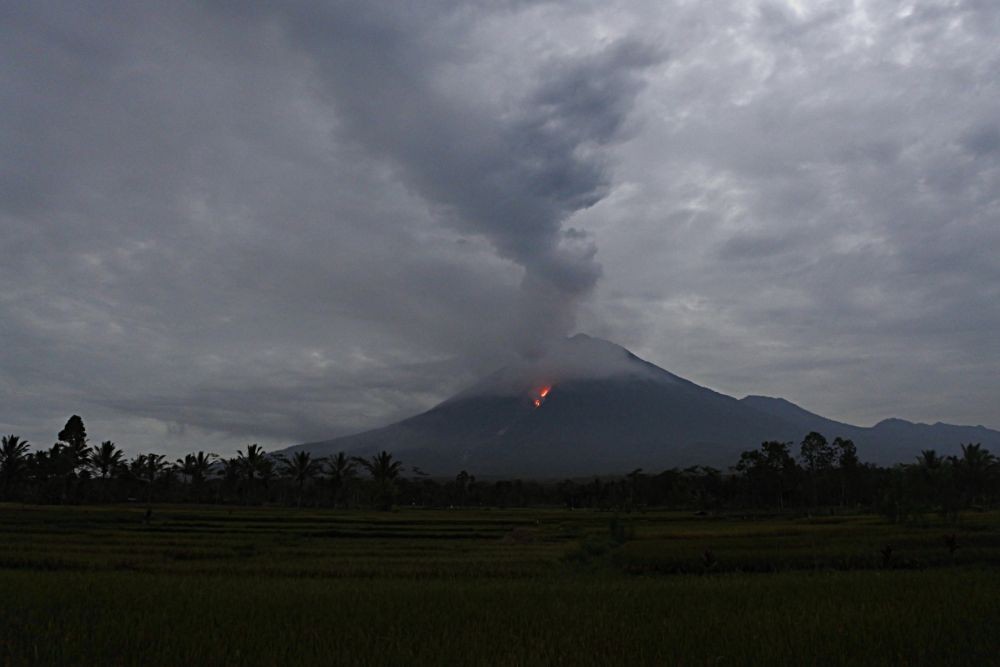 Abu Vulkanik Semeru Belum Pengaruhi Penerbangan di Bandara Banyuwangi