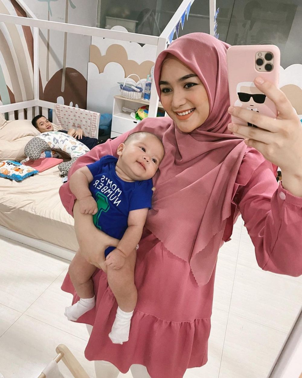 Anniversary ke-1, 10 Potret Mesra Citra Kirana dan Rezky Rawat Anak