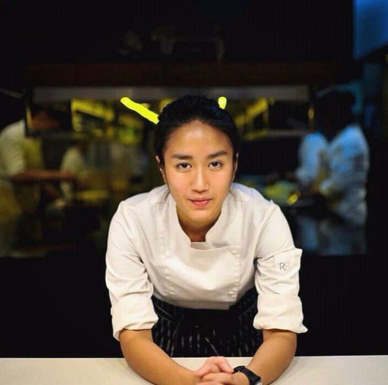 10 Potret Chef Renatta Moeloek Kelihatan Cuek Tapi Manis!