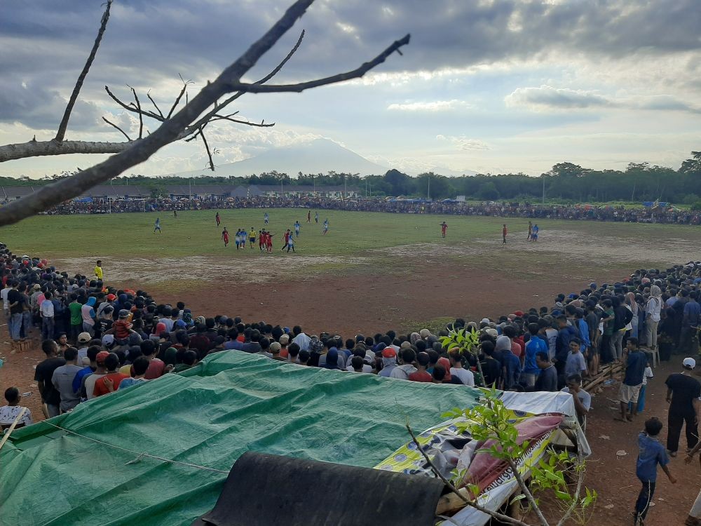 Duh! Laga Sepak Bola Tarkam di Kota Serang Picu Kerumunan Massa