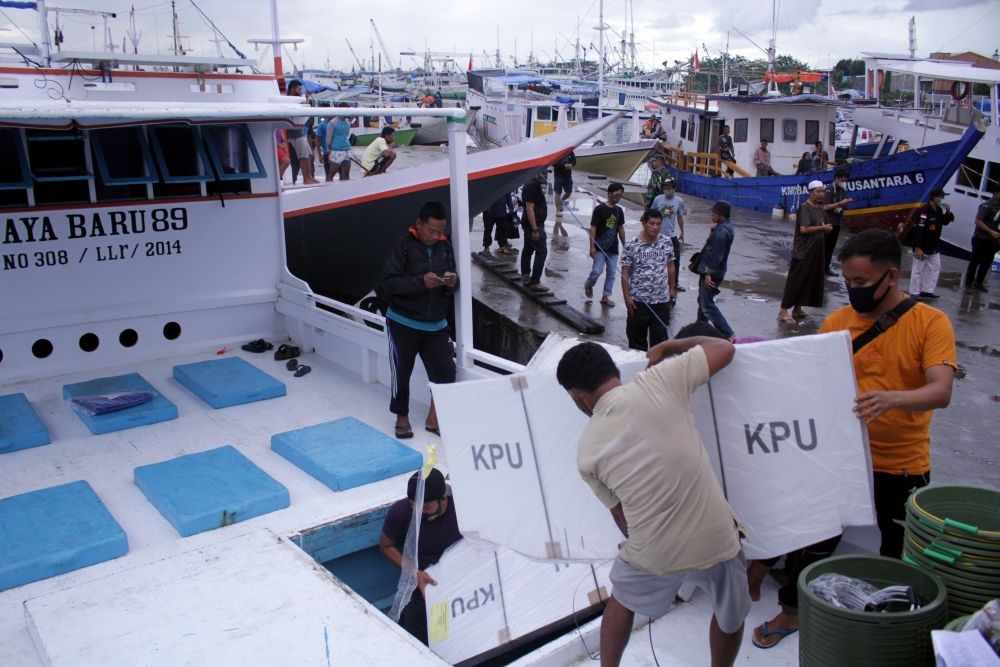 Penuh Rintang, Pengiriman Logistik Pilkada ke Pulau Terjauh di Serang