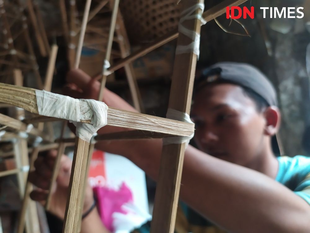 Perajin Rumah Arwah Jatuh Bangun Jaga Tradisi Warga Tionghoa Semarang