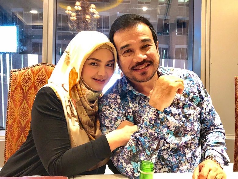 Usia 41 Tahun Hamil Anak Kedua, 10 Potret Keluarga Siti ...
