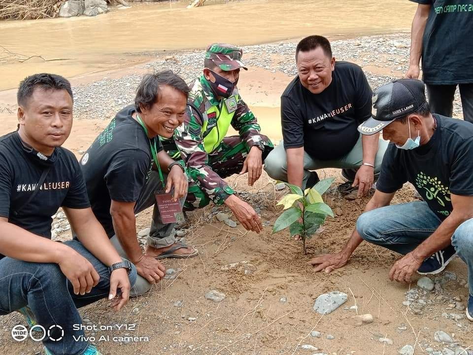 Pasca Banjir, Nature for Change Tanam Pohon di Bantaran Sungai Landak