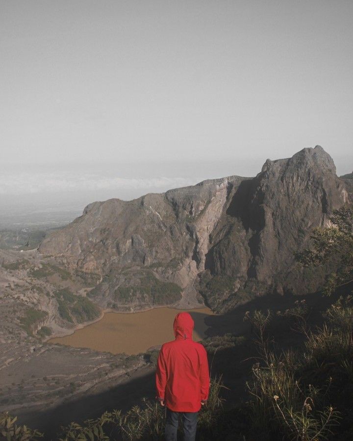 Ada Pasar Gaib! 10 Gunung Api Aktif Paling Angker di Indonesia