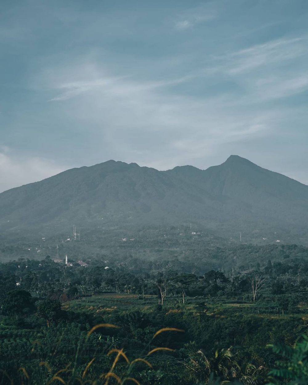 Ada Pasar Gaib! 10 Gunung Api Aktif Paling Angker di Indonesia