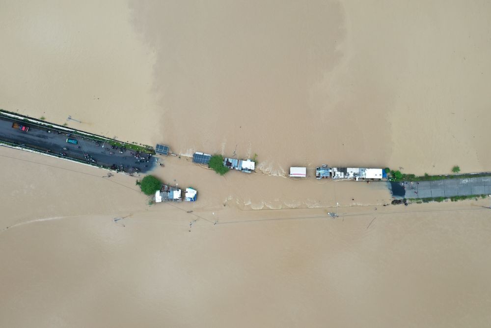 [FOTO] Sungai Serayu Meluap, Banjir Terjang Banyumas, Jalan Desa Putus