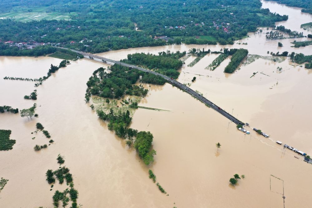 [FOTO] Sungai Serayu Meluap, Banjir Terjang Banyumas, Jalan Desa Putus