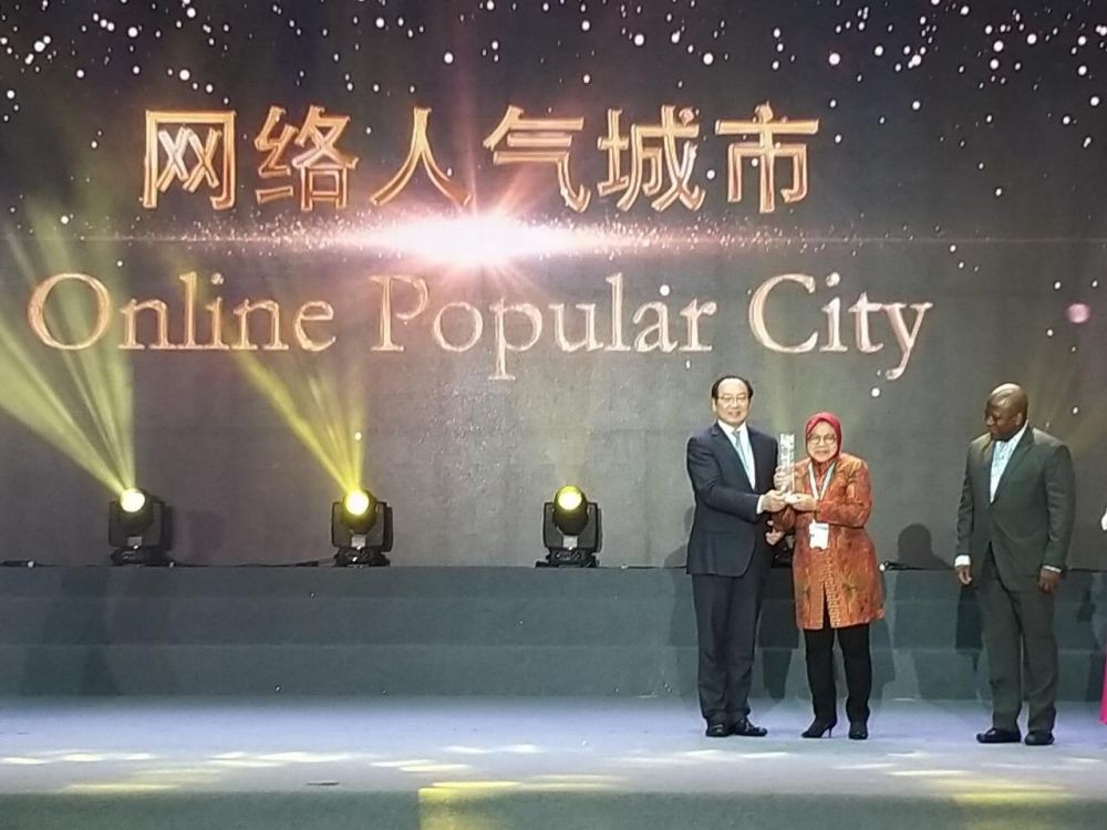Raih 322 Penghargaan, Kepemimpinan Wali Kota Risma Diakui Dunia