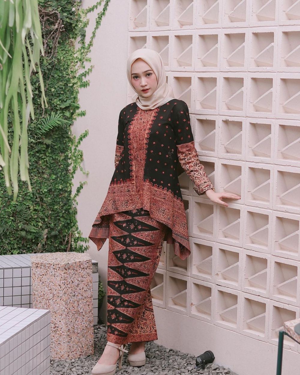 10 OOTD Batik dan Kebaya ala Sinta Sri Antan, Gorgeous!