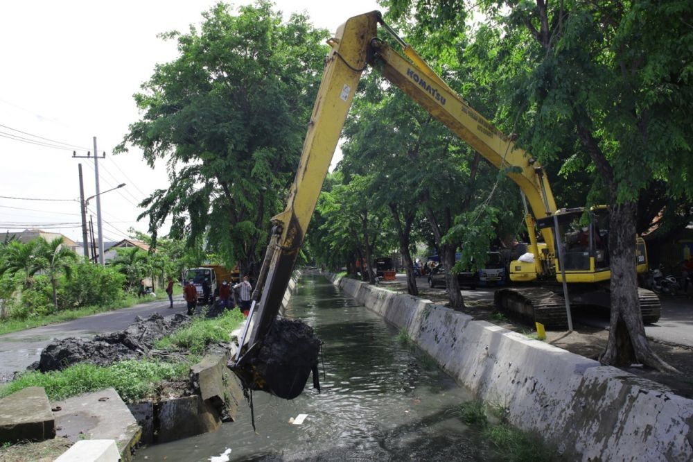 Antisipasi Banjir, Pemkot Surabaya Keruk Endapan Lumpur di Saluran Air