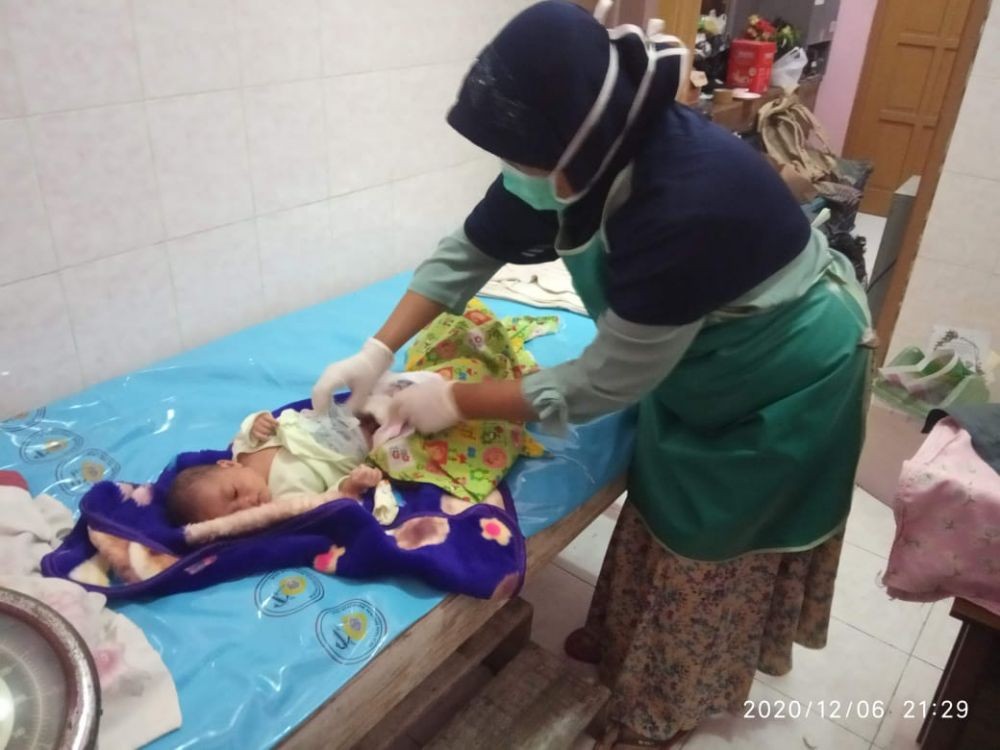 Bayi Laki-laki Dibuang di Tengah Guyuran Hujan, Pelakunya Dua Orang