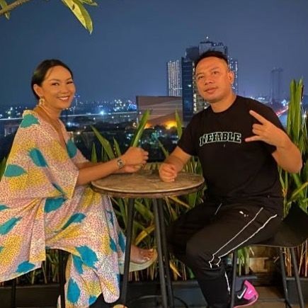 Dimabuk Asmara! 10 Potret Intim Vicky Prasetyo dan Kalina Octaranny