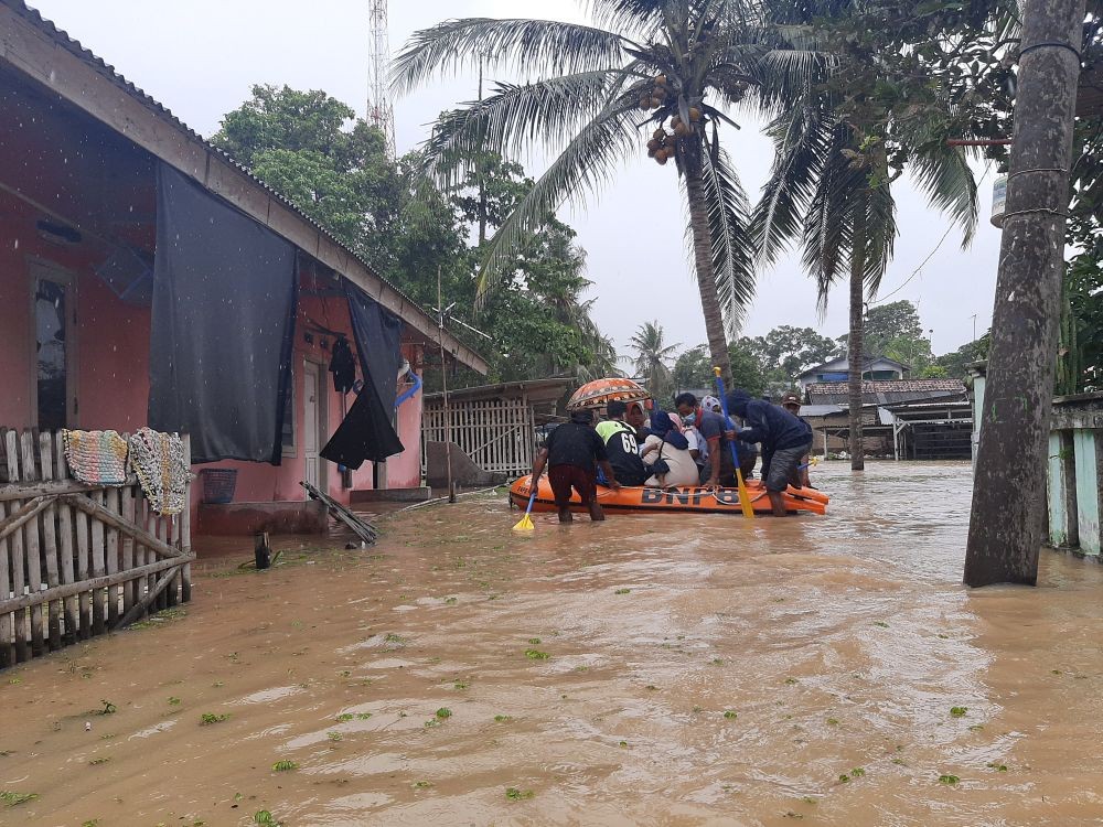Warga di Serang Terjang Banjir Demi Salurkan Hak Suara 