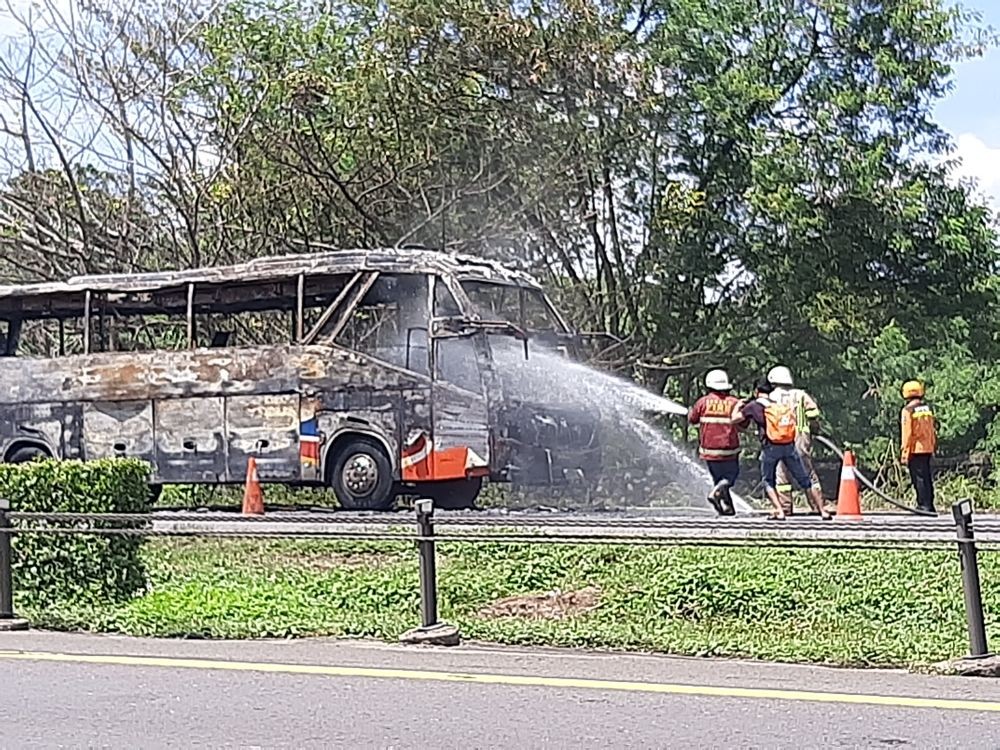 Bus Terbakar di Tol Tangerang-Merak, Lalu Lintas Macet 3 Km!