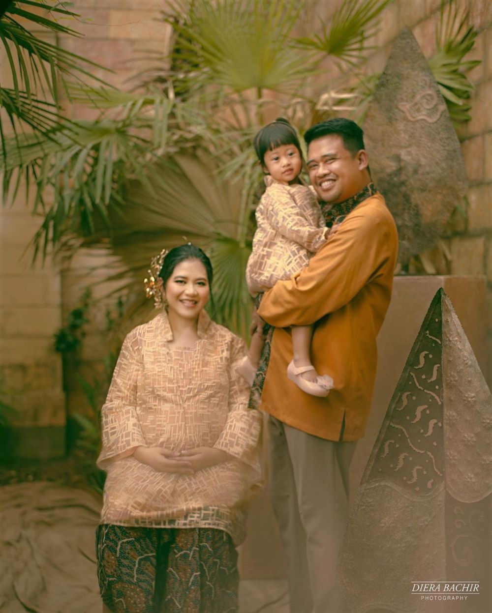 Family Man, 10 Potret Bobby Nasution Momong Buah Hati