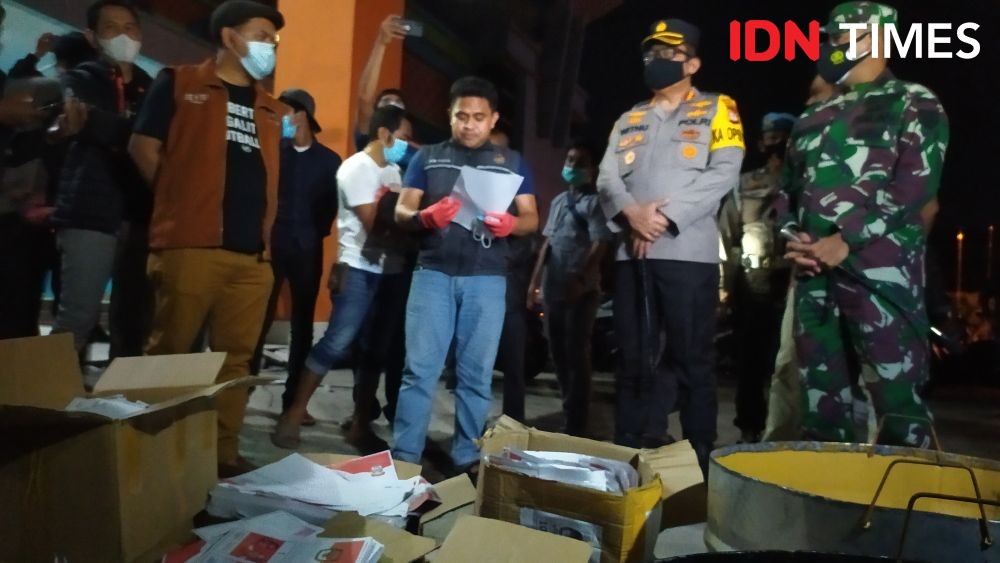 Malam-Malam, KPU Makassar Musnahkan 9651 Surat Suara Rusak