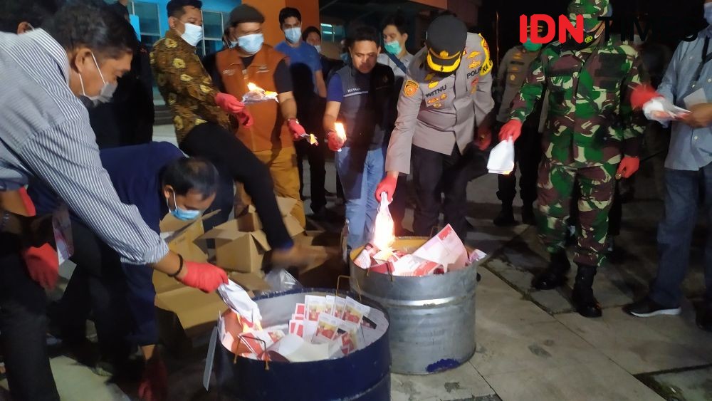 Malam-Malam, KPU Makassar Musnahkan 9651 Surat Suara Rusak