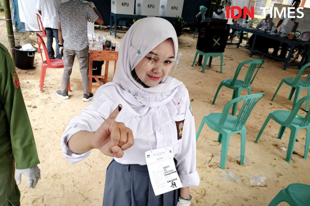 Berseragam SMA, KPPS di Bandung Protes Pilkada Serentak 2020