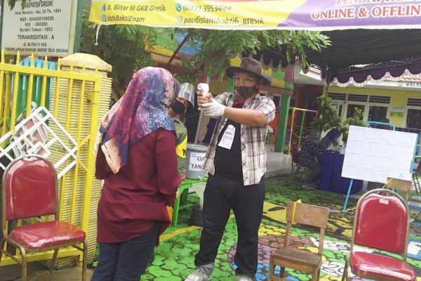 Petugas KPPS di Gresik Berdandan ala Koboi, Bawa 'Senjata' Thermo Gun