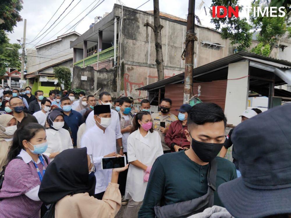 Temani Muhamad, Saras Pakai Masker dan Sarung Tangan Serba Pink