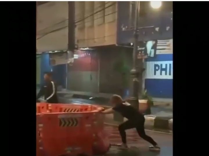 Viral Video Wanita Buka Blokade Jalan Bandung saat PSBB Proporsional
