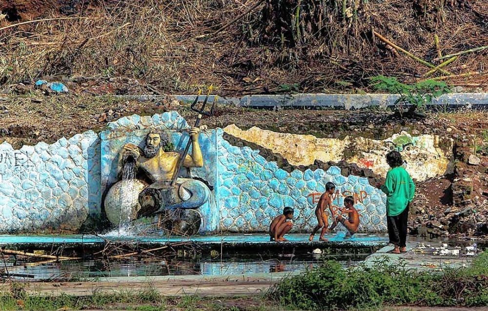 6 Kolam Renang Angker di Indonesia, Ada Sosok Noni Belanda