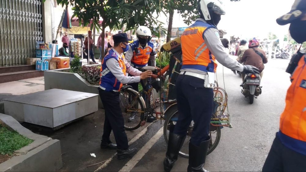 Dishub Tindak Parkir Liar di Sepanjang Jalan Otista Kota Bandung