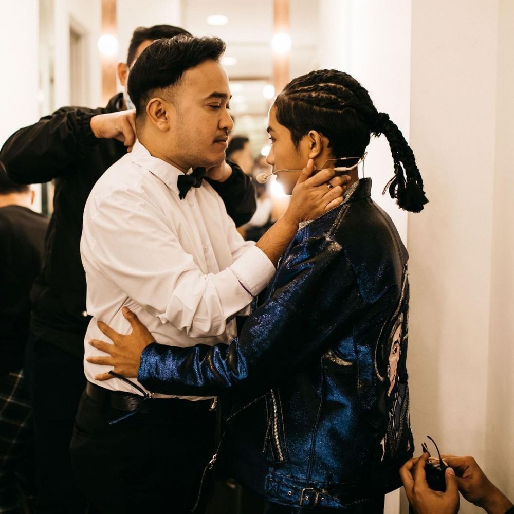 Biasa Poni Miring, 10 Potret Betrand Peto Gaya Rambut Cornrow