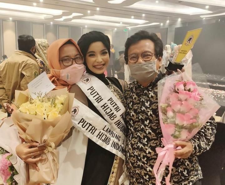 Cerita Dua Putri Hijab Harumkan Lampung, Raih Juara Nasional