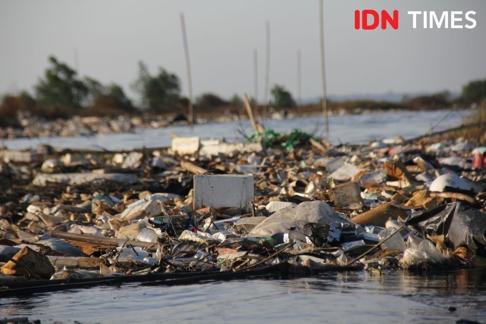 Pembersihan 'Pulau' Sampah di Muara Cisadane Diundur Hingga Juni