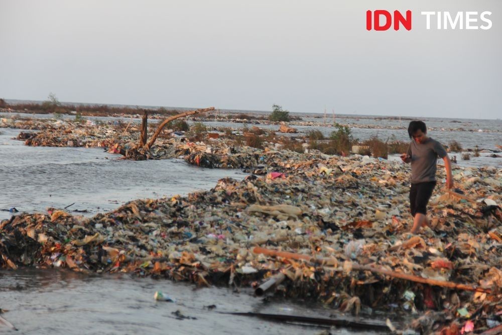 Bersihkan Sampah Tanjung Burung, Pemkab Tangerang Terima Interceptor