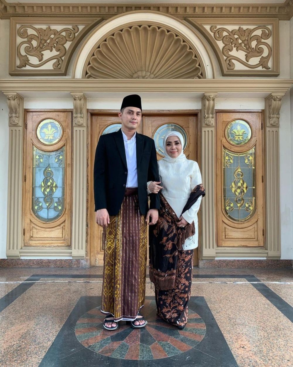 Kompak Banget, 10 OOTD Couple Muzdalifah dan Fadel Islami