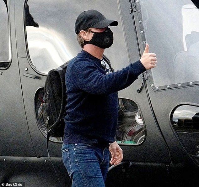 Viral Rekaman Suaranya Marahi Kru, Ini Gaya Tom Cruise Pakai Masker