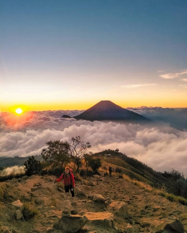 10 Gunung Api Aktif yang Angker di Pulau Jawa, Ada Nenek Misterius