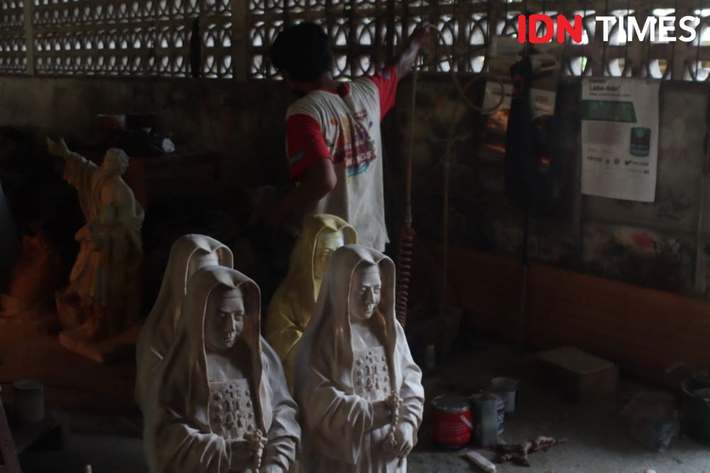 [FOTO] Jelang Natal Perajin Patung Kristiani di Serpong Banjir Pesanan