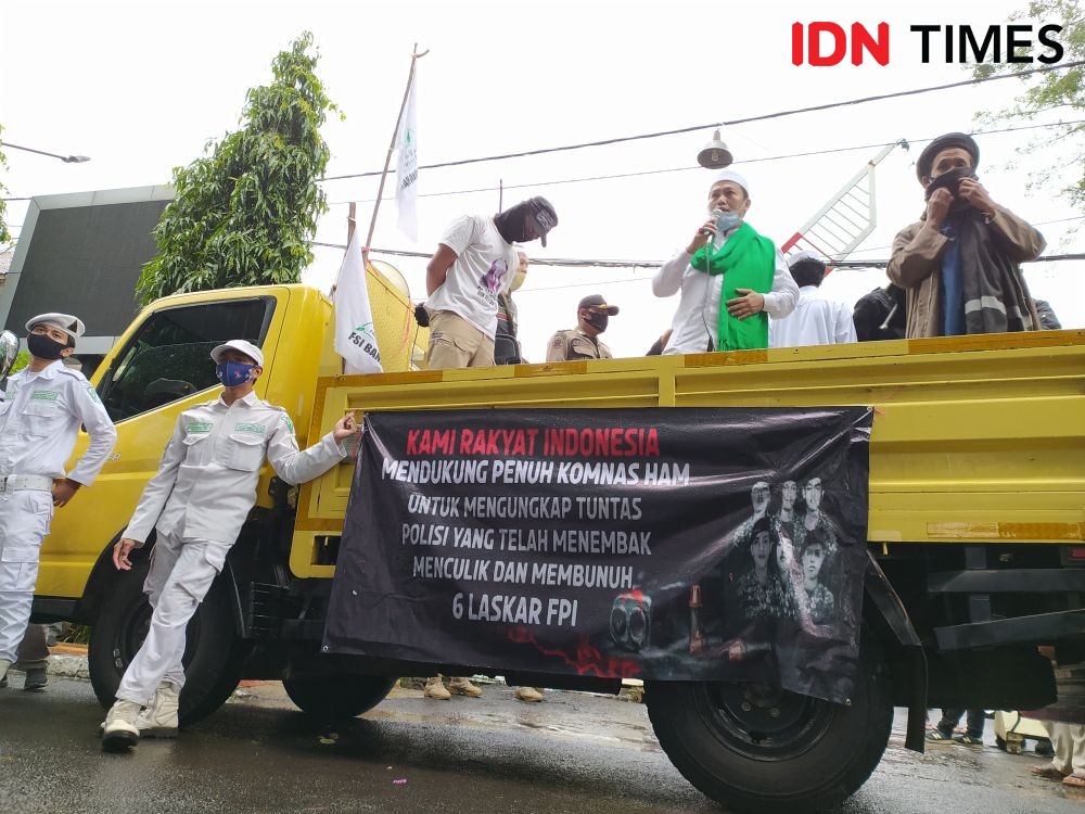 Pengikut Rizieq Shihab Kepung DPRD Cimahi, FPI Minta Mahfud MD Bersikap