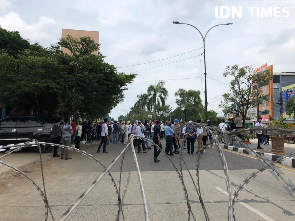 Protes Penahanan Rizieq Shihab di Palembang, 110 Polisi Blokade Jalan