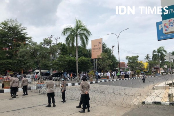Protes Penahanan Rizieq Shihab di Palembang, 110 Polisi Blokade Jalan