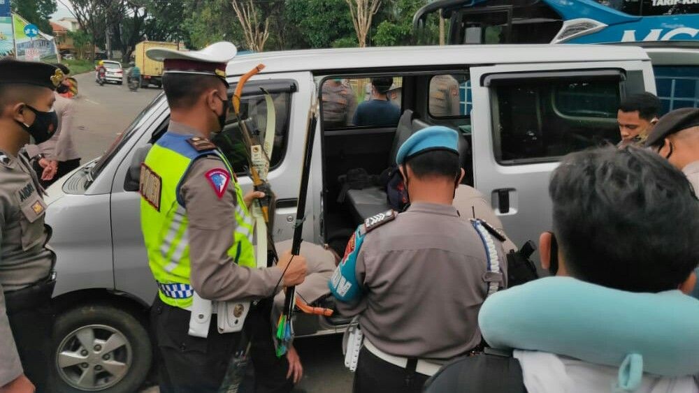 Hendak Menuju Jakarta, Polisi Amankan 6 Santri Bersenjata di Bandung