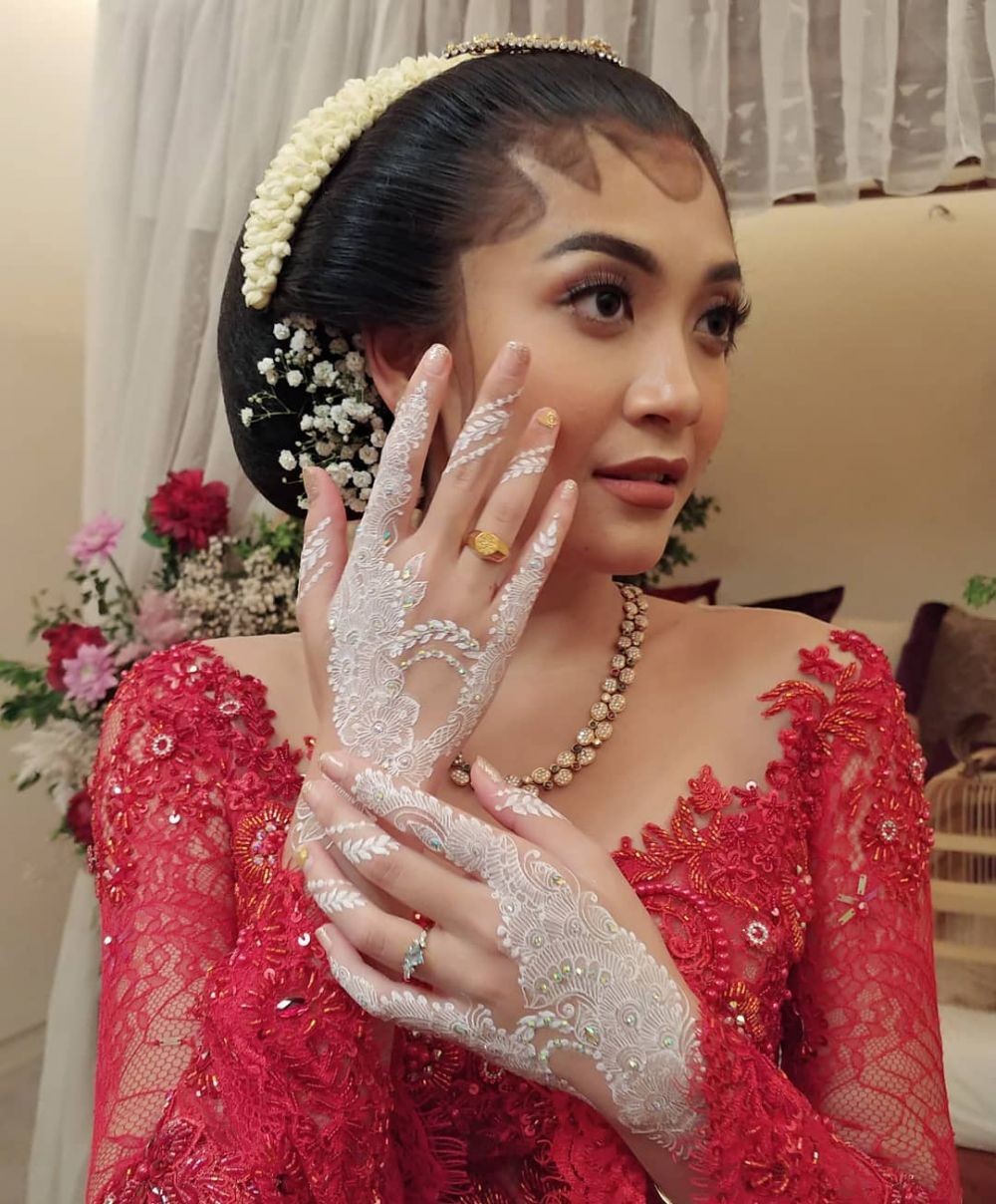 Sah Menikah! 10 Perjalanan Cinta Adipati Dolken dan Canti Tachril