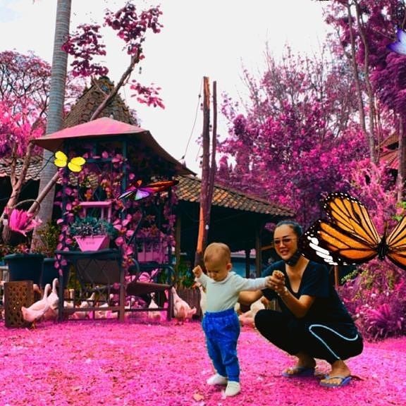 Dikabarkan Cerai dari Suami Bule, 10 Potret Aura Kasih Jadi Mama Siaga
