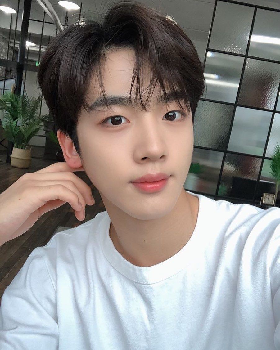 Dari Moon Ga Young hingga Cha Eun Woo, Simak Gaya Artis Korea di