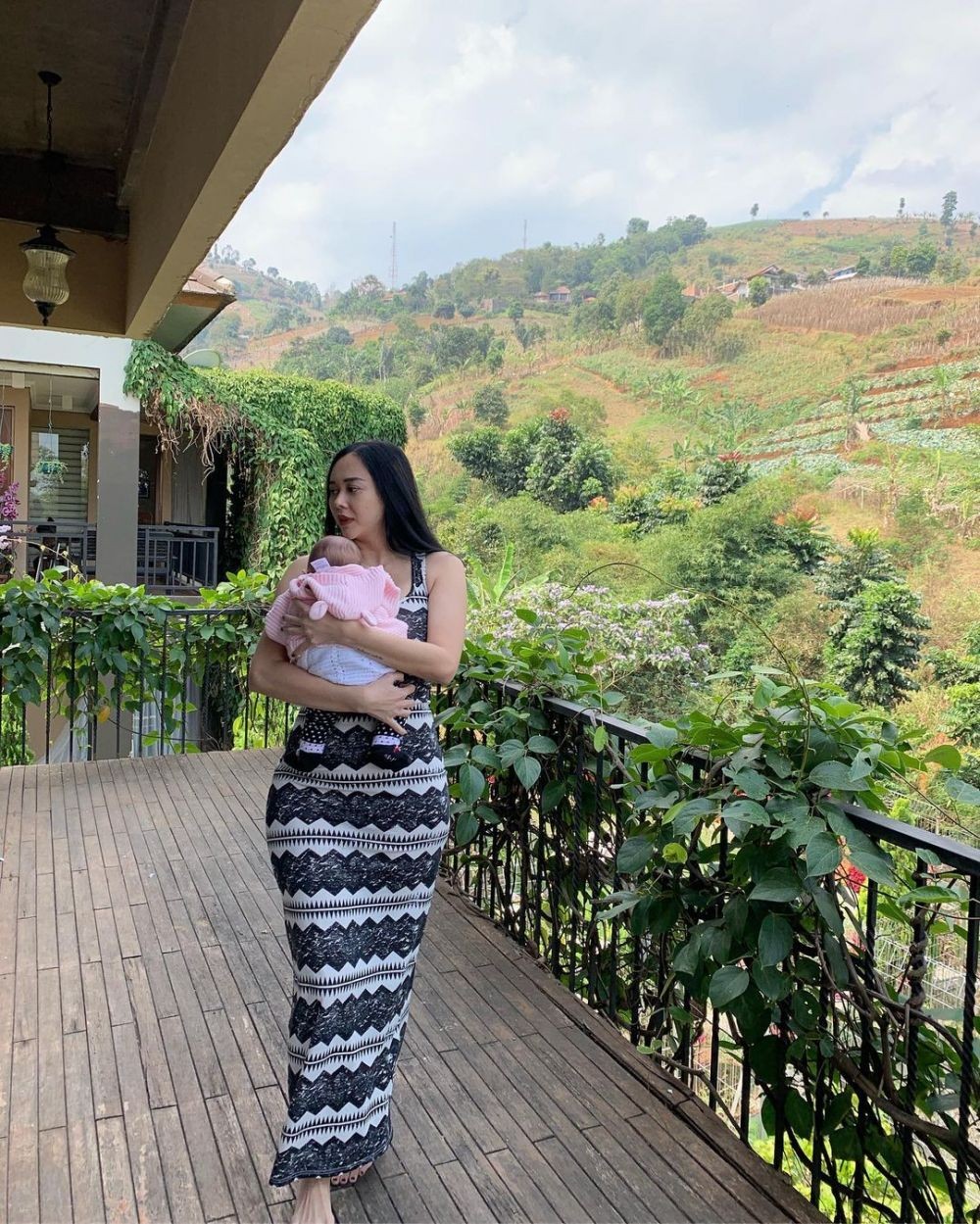 Dikabarkan Cerai dari Suami Bule, 10 Potret Aura Kasih Jadi Mama Siaga