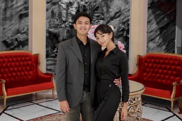 Fasih Bahasa Ngapak, 10 Potret Adi Sastro Kekasih Glenca Chysara