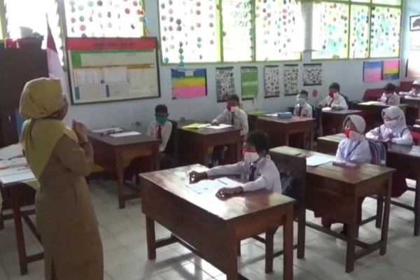 Sekolah di Madiun Uji Coba PTM, Guru Belum Divaksinasi Dilarang Datang