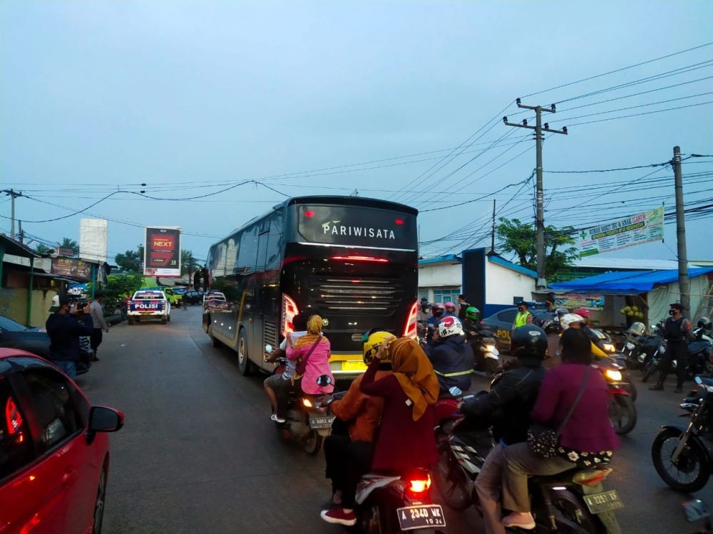 Massa Demo 1812 Diminta Polisi Putar Arah di Perbatasan Banten 